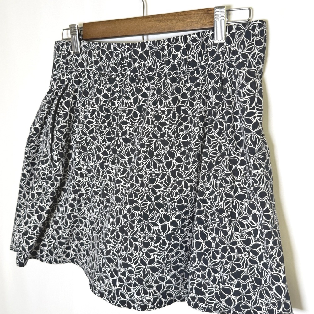T by Talbots Womens Black White Floral Skort Activewear Skirt M Zipper Pocket